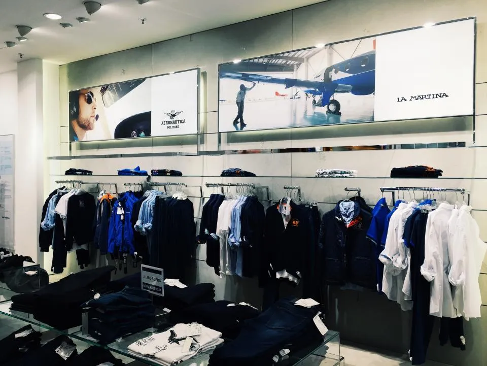 Boutique de vêtements propre et bien rangée dans le village d'Oka
