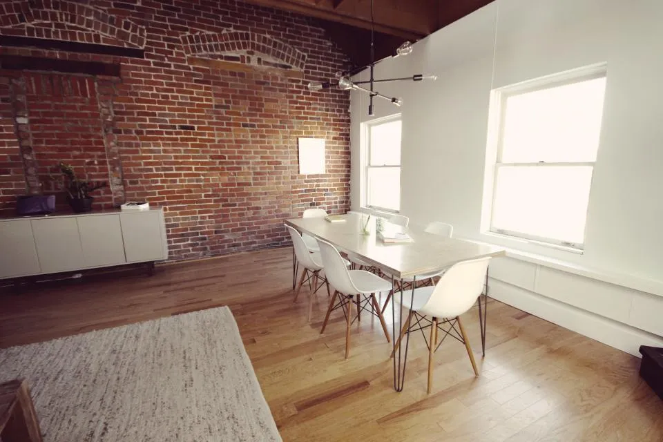 Bureau de professionnel aux murs de brique, propre et lumineux