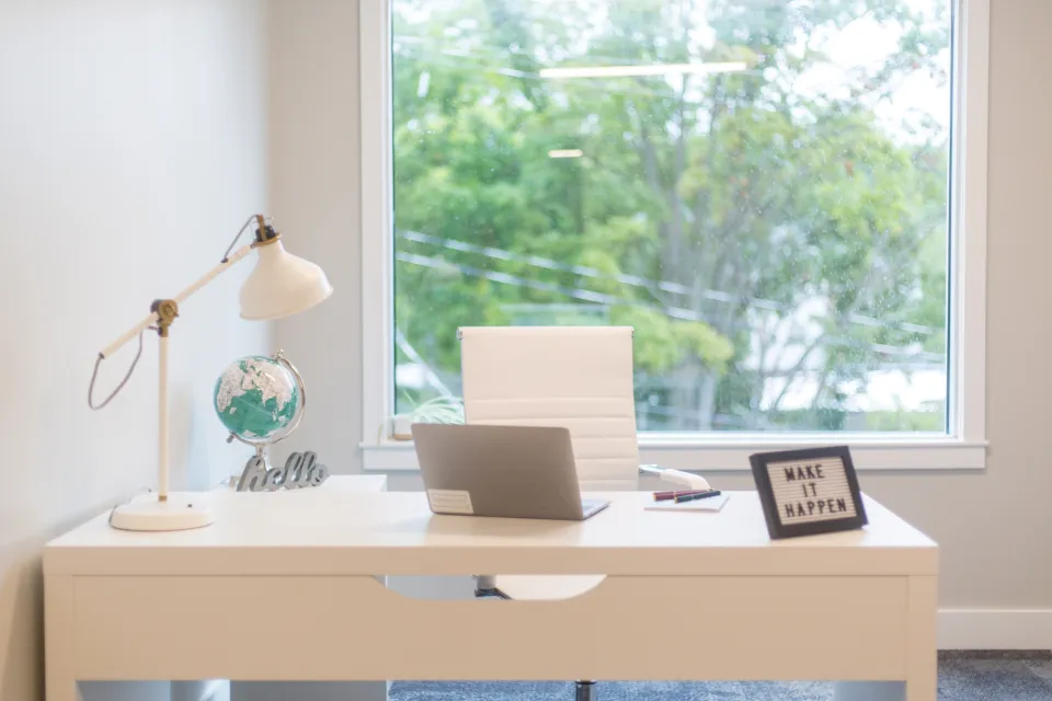 Bureau à domicile lumineux et dépoussiéré