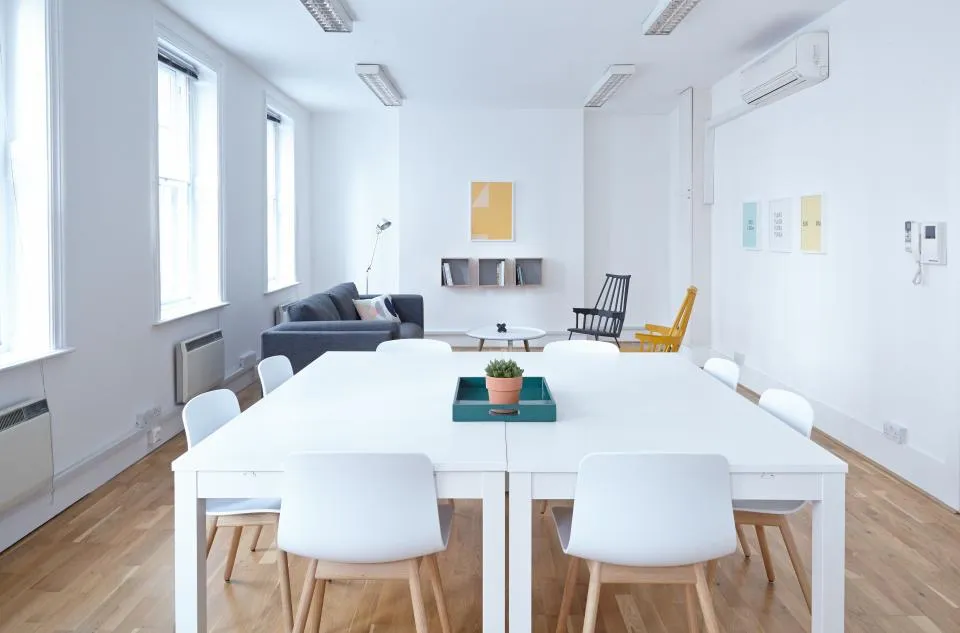 Entretien ménager commercial à Saint-Eustache : espace de travail collaboratif propre