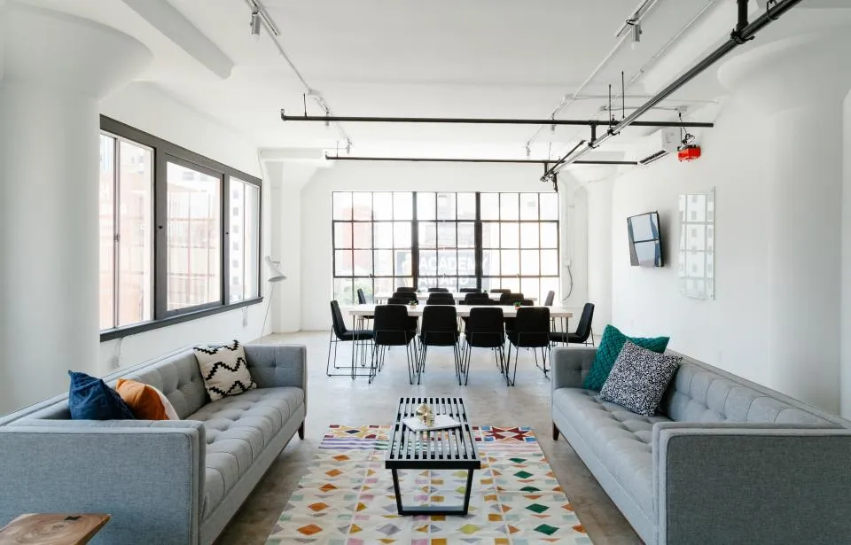 Entretien ménager commercial à Mirabel : bureau de style loft avec coin salon