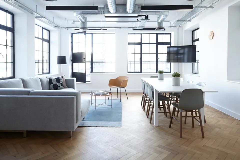 Bureau moderne propre et bien rangé
