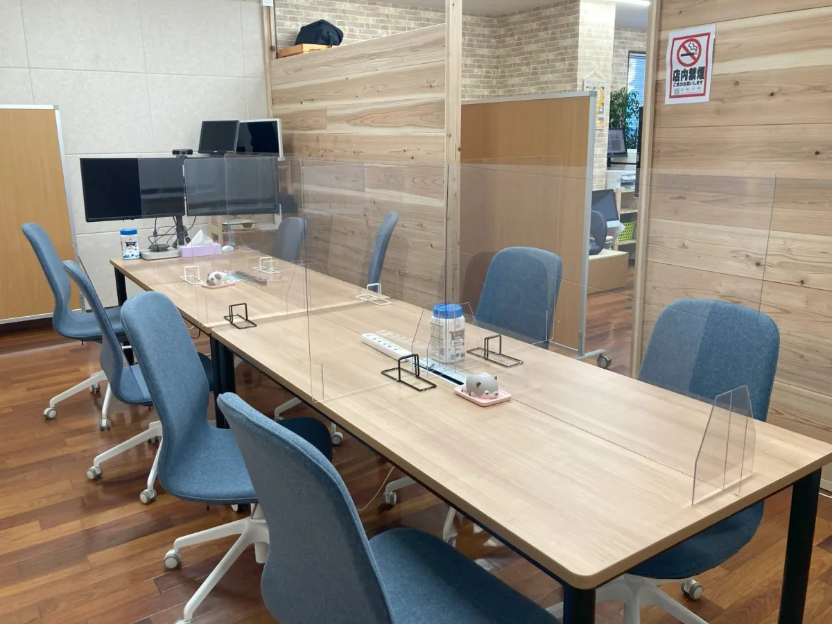 Bureaux commerciaux propres après l'entretien ménager commercial