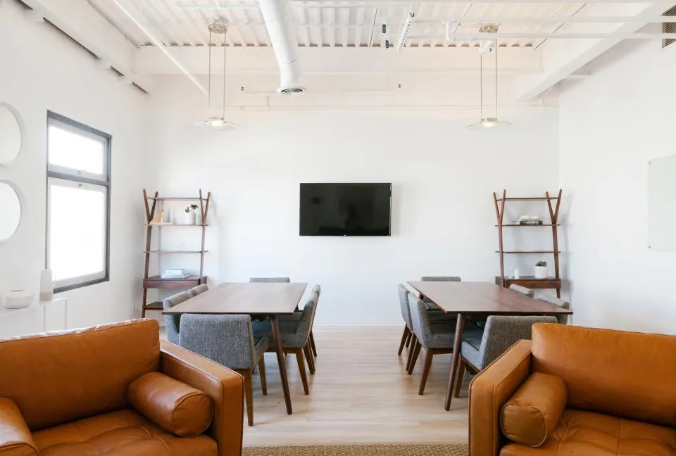 Salle commune d'un petit bureau rangée et propre