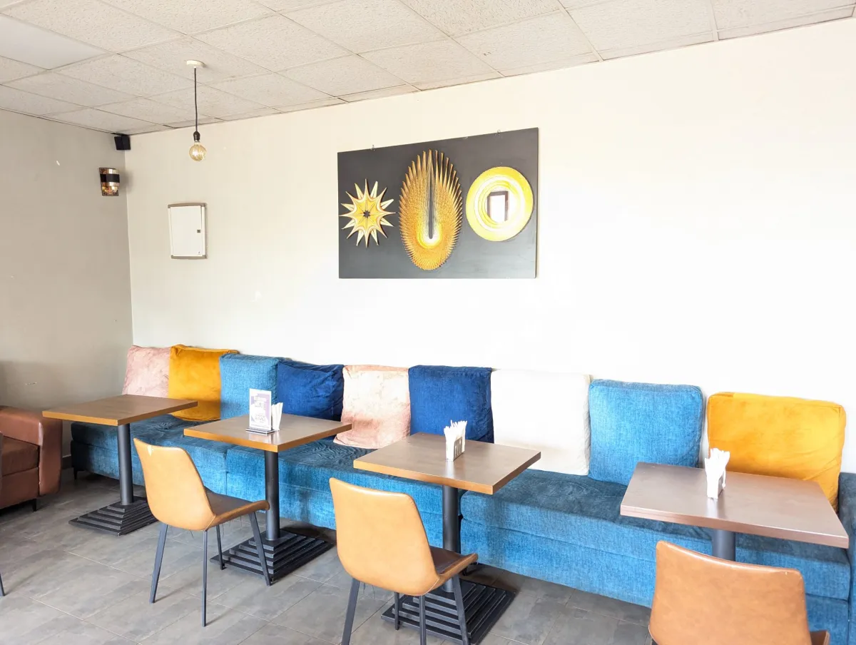 Cafétéria moderne d'une entreprise, propre et prête pour la pause