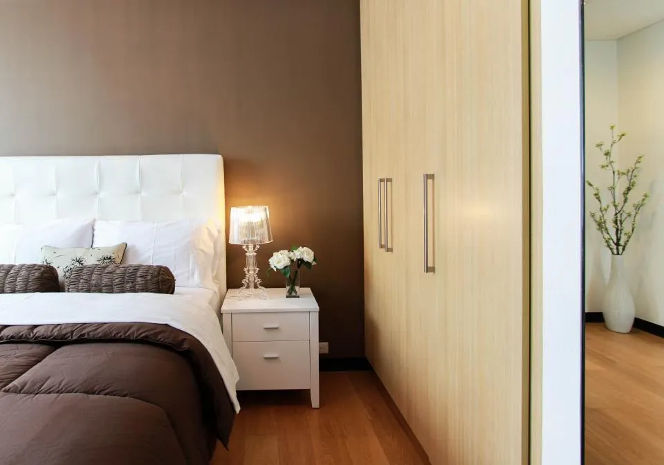 Chambre moderne et rangée dans un chalet d'Oka
