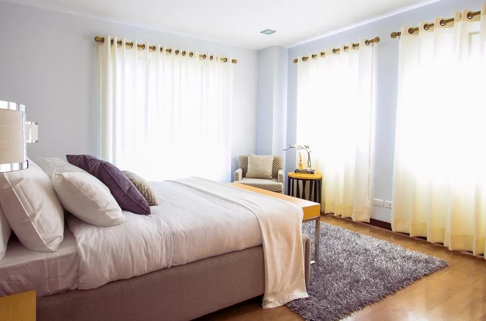 Chambre lumineuse après un entretien ménager résidentiel