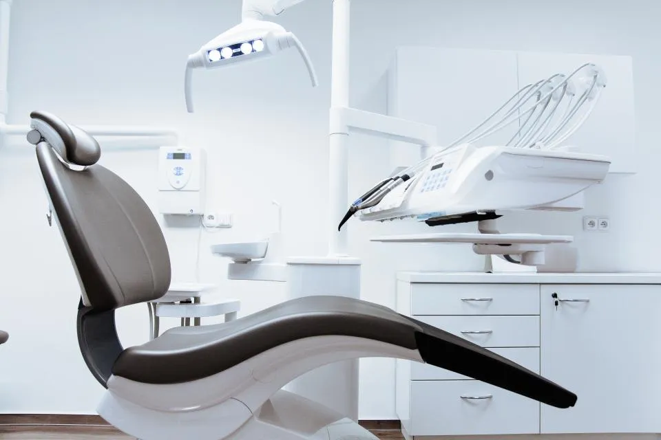 Cabinet de clinique dentaire propre et lumineux