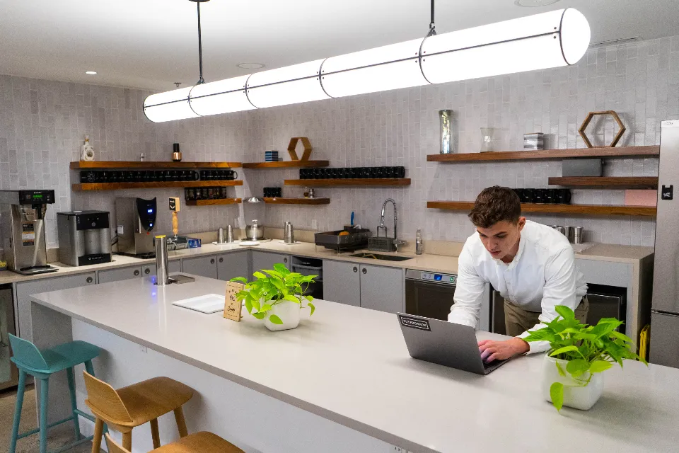 Cuisinette de bureau nettoyée
