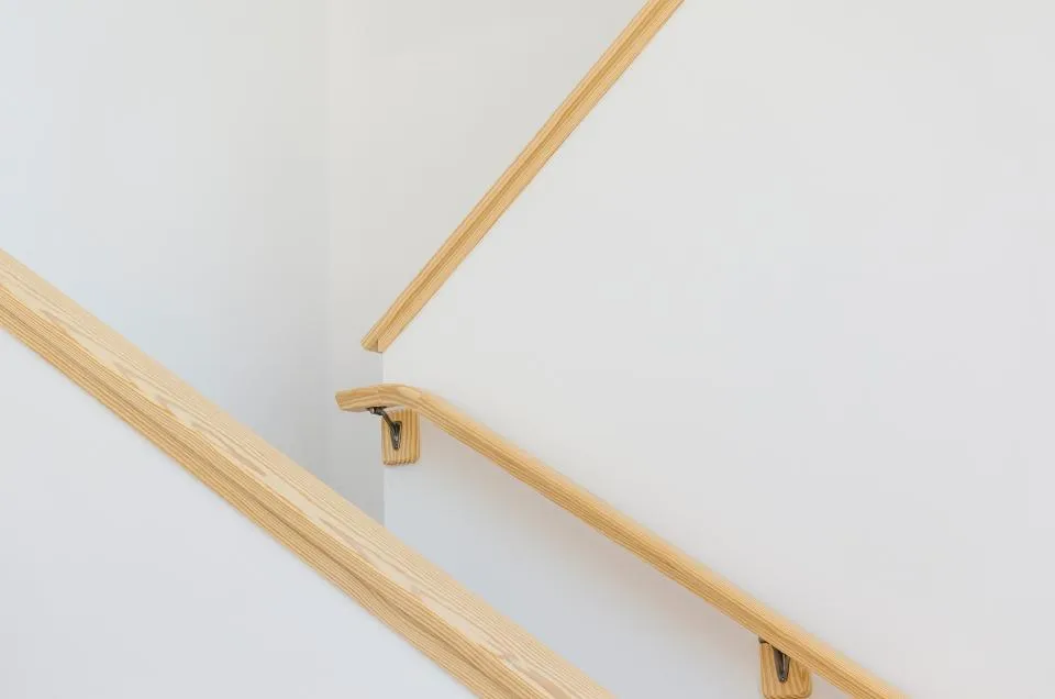 Escalier lumineux d'une maison de Laval nettoyé avec soin
