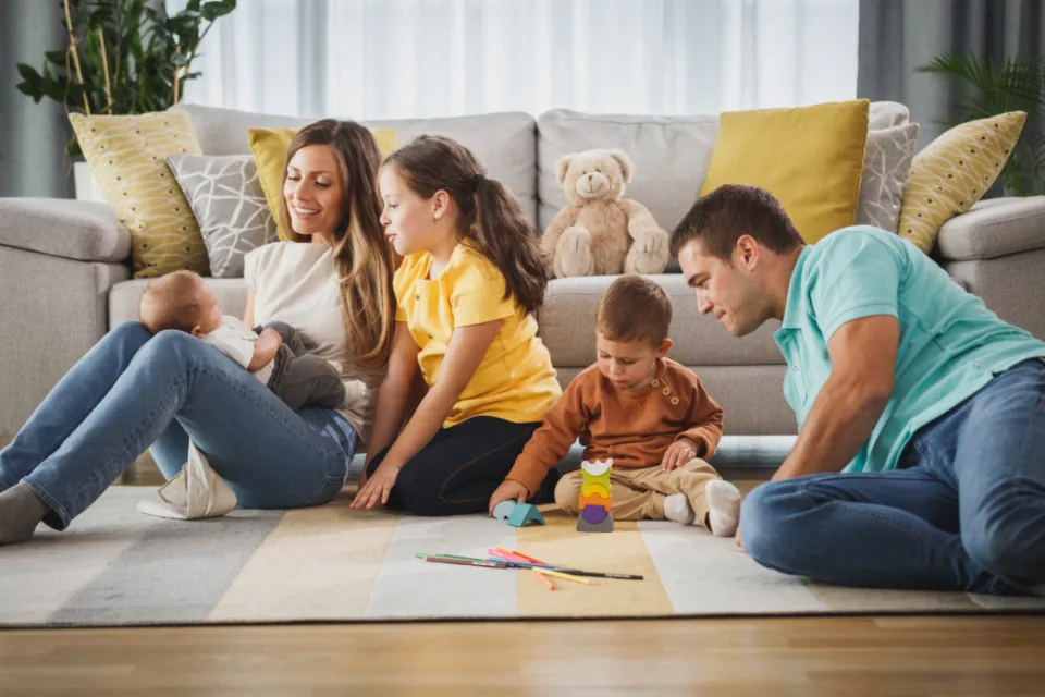 Famille qui profite d'un salon propre grâce à l'entretien ménager résidentiel