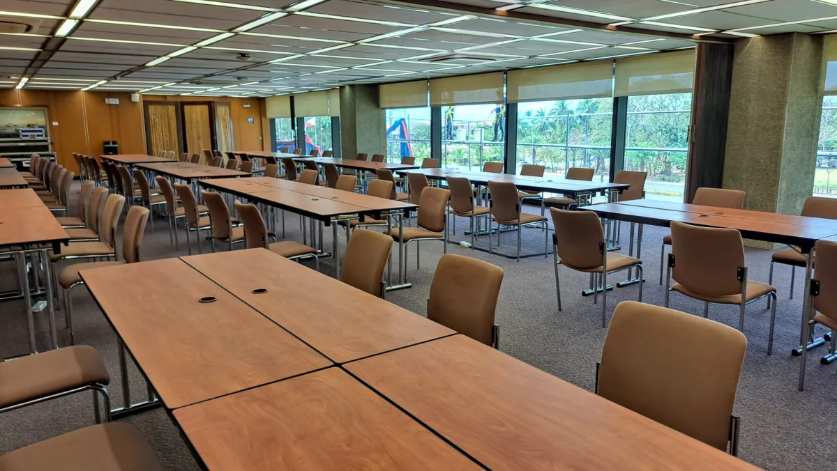 Grand espace de travail lumineux entretenu en soirée