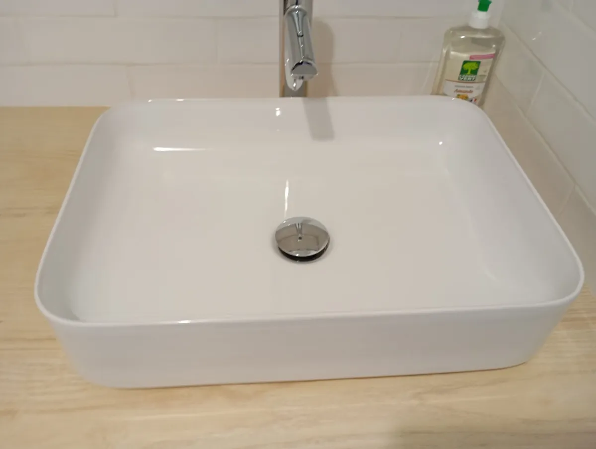 Lavabo blanc et comptoir désinfectés avec soin