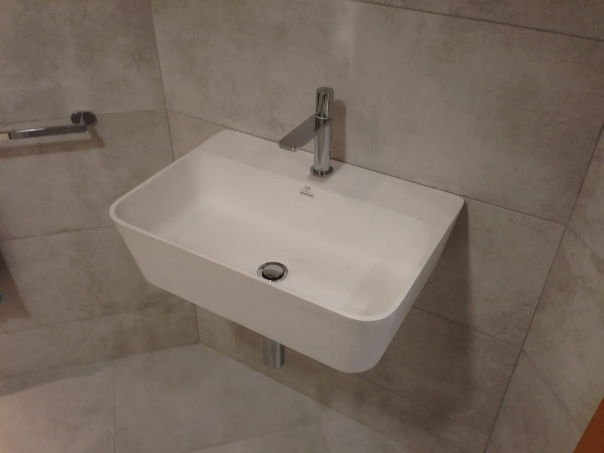 Lavabo moderne nettoyé dans la salle de toilettes d'un commerce de Saint-Placide
