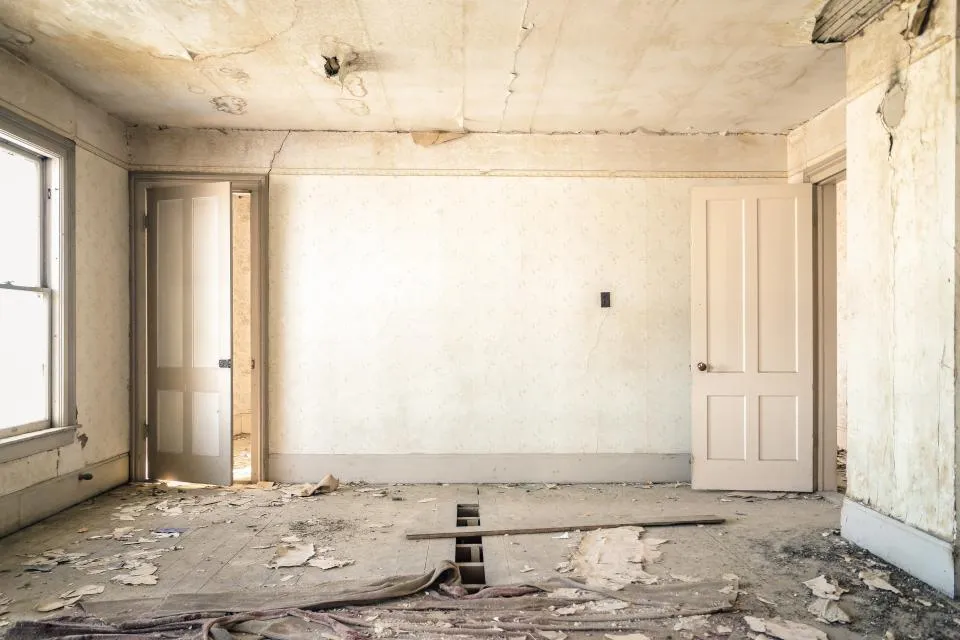 Pièce vide d'une maison neuve, prête pour le ménage d'arrivée