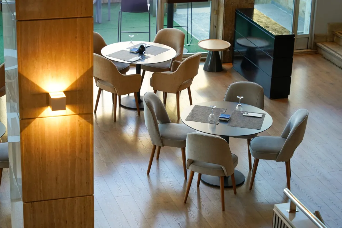 Entretien ménager commercial à Oka : salle de restaurant lumineuse et propre