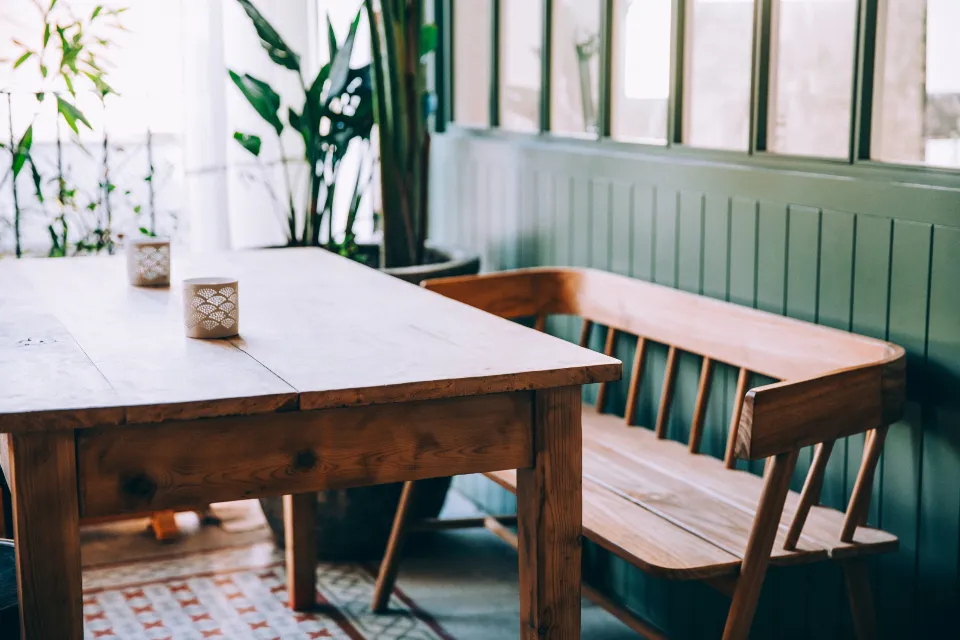 Salle à manger en bois nettoyée avec soin dans une maison mature