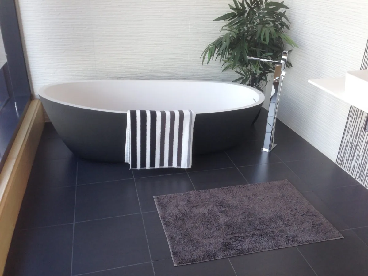 Salle de bain propre avec baignoire après le ménage