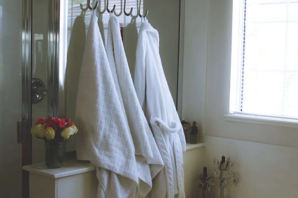 Salle de bain lumineuse après un entretien ménager résidentiel à Laval