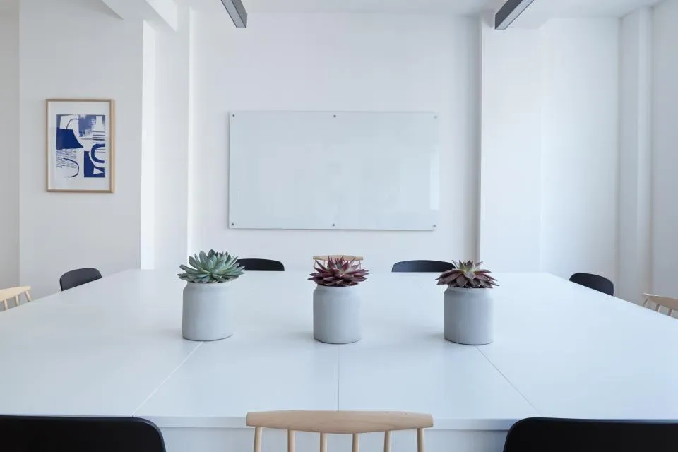 Salle de réunion blanche après l'entretien ménager commercial