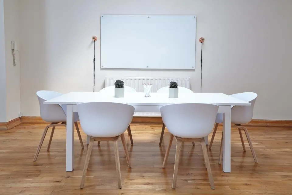 Entretien ménager commercial à Blainville : salle de réunion en bois propre et lumineuse