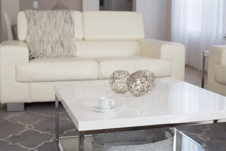 Salon au canapé blanc impeccable dans une maison d'Oka