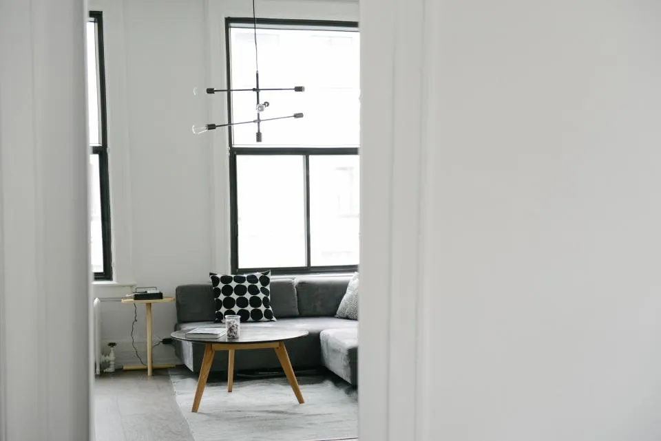 Salon minimaliste d'une maison récente à Mirabel